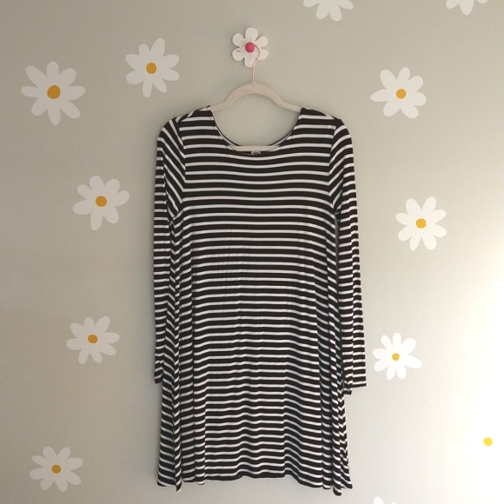 Old Navy Black & White Striped Long-Sleeved Scoop Neck Swing Dress
